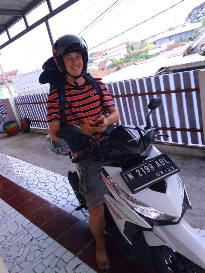 Griya Backpacker Pak Yon Malang Exterior foto